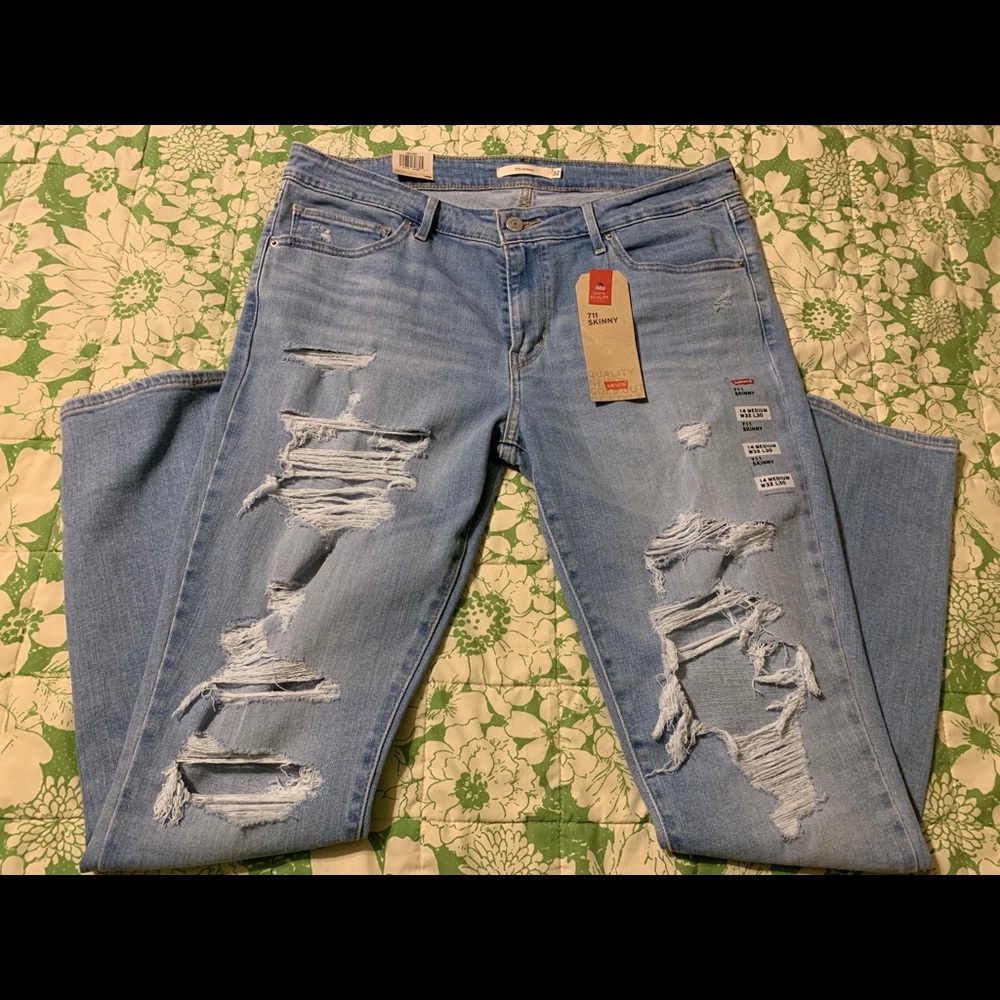 711 Skinny Distressed Levi's Jeans